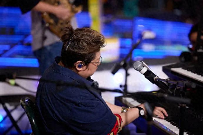 韓紅稱未來可能會過得很清貧