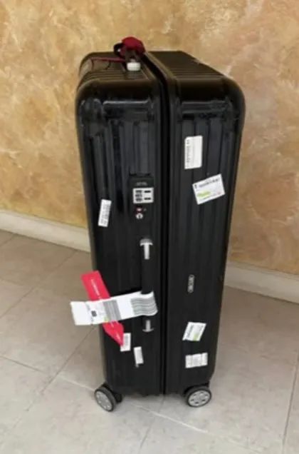 知名歌手甄妮坐飛機行李箱被盜