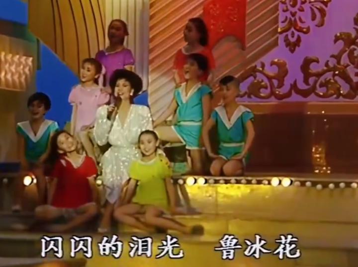 知名歌手甄妮坐飛機行李箱被盜