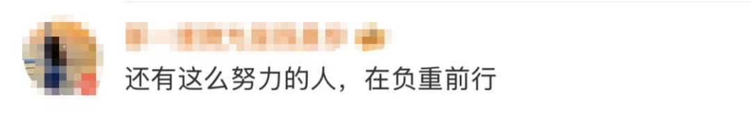 女騎手將女兒裝外賣箱送外賣