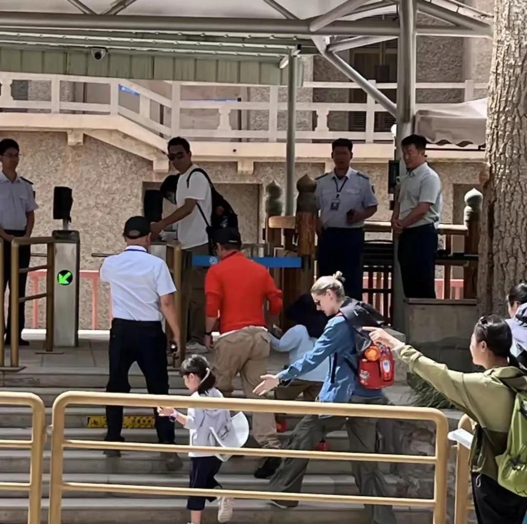 撒貝寧一家游敦煌莫高窟