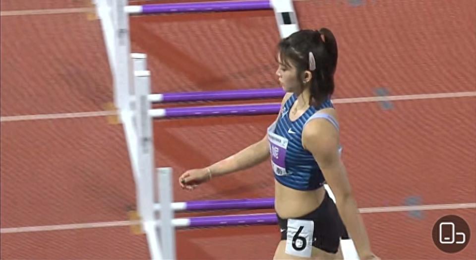 吳艷妮奪冠后向現(xiàn)場觀眾比心鞠躬