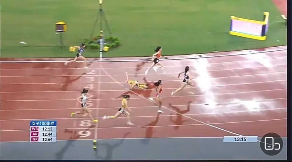 吳艷妮奪冠后向現(xiàn)場觀眾比心鞠躬