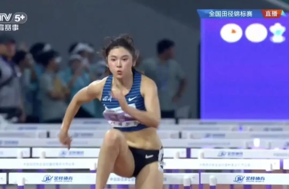 吳艷妮奪冠后向現(xiàn)場觀眾比心鞠躬