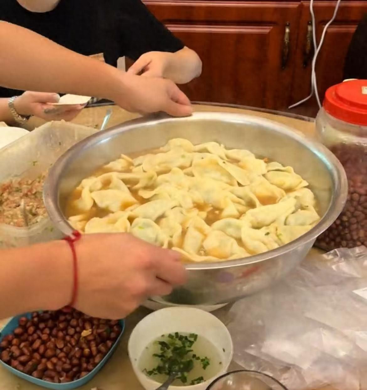 一頓吃200個水餃的16個外甥開學了