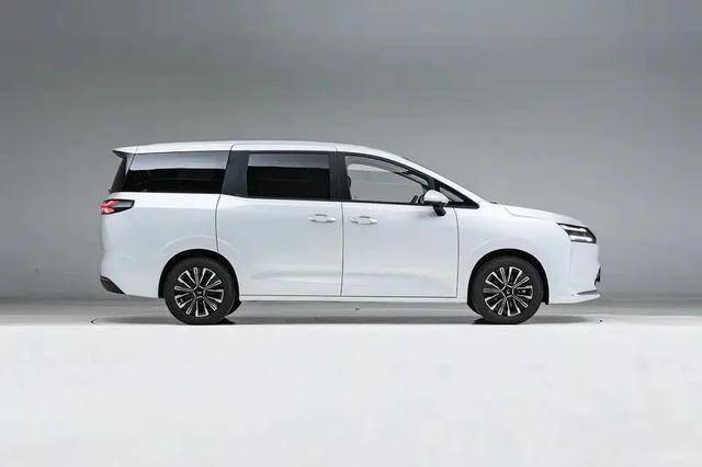 一炮而紅!星光730長近5米,續航1100km,媲美GL8,僅售7萬多