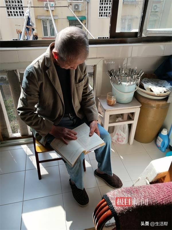 上海63歲兒子與94歲父親一起居家養老:父親負責買菜做飯,“除了吃飯各做各的”