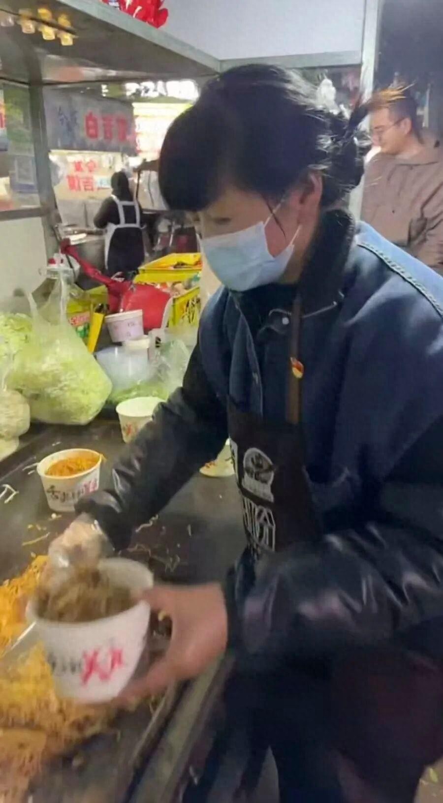 炒面加雞蛋只賣3元,河南一擺攤大姐被罵炒作,回應:想讓更多人吃口便宜熱乎飯