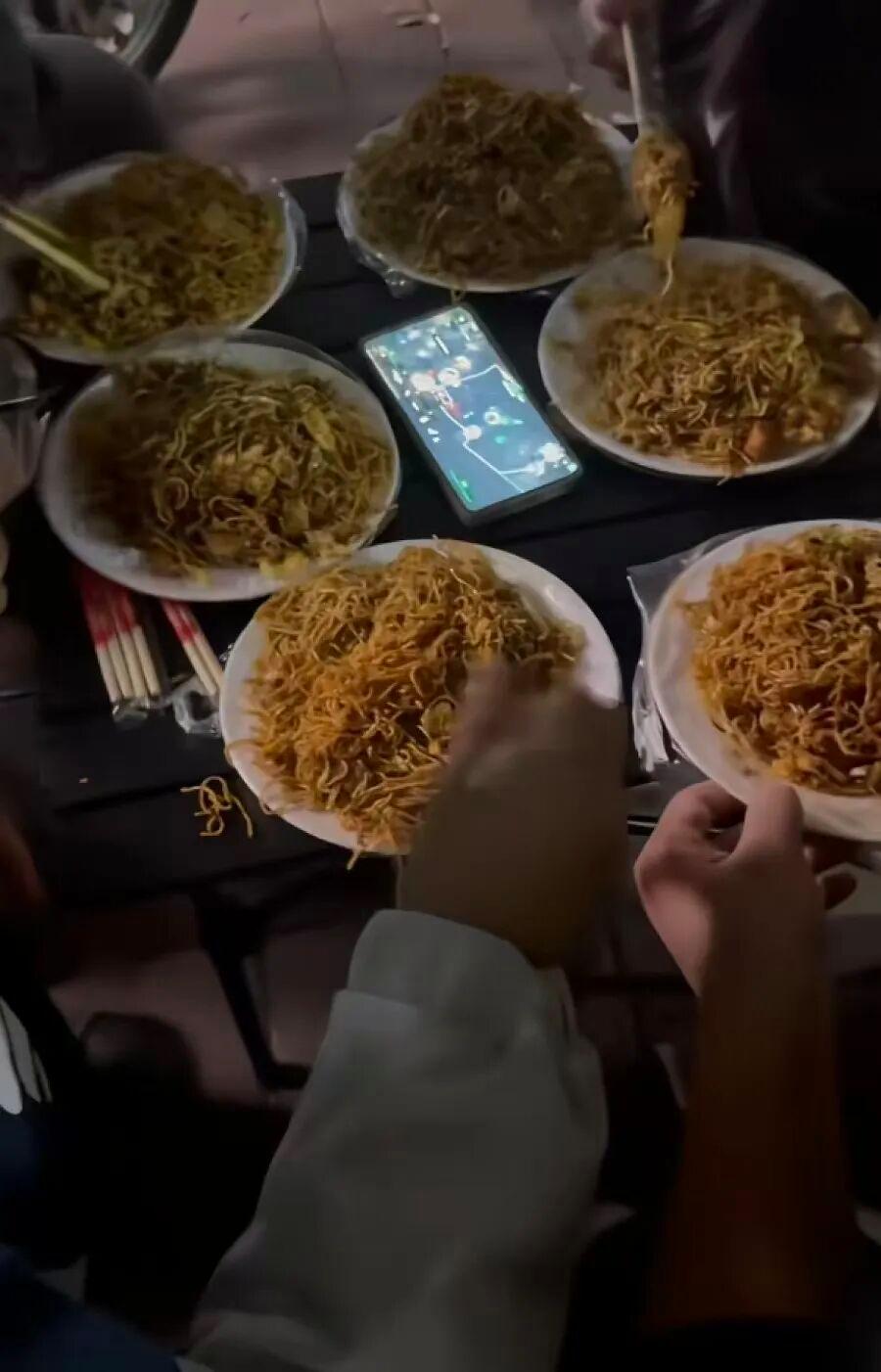 炒面加雞蛋只賣3元,河南一擺攤大姐被罵炒作,回應:想讓更多人吃口便宜熱乎飯