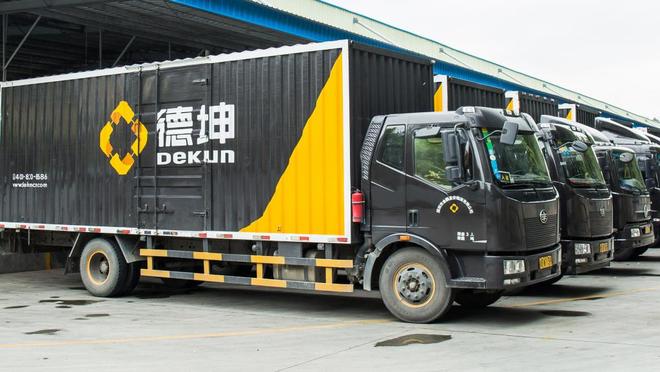 順豐“人格分裂”:一手砸錢擴版圖,一手猛砍人力成本